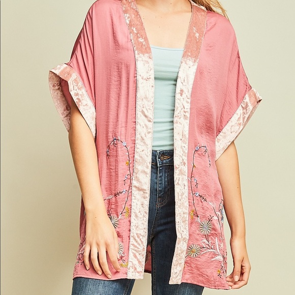 Kimono - Beautiful pink embroidered kimono! - Picture 5 of 7